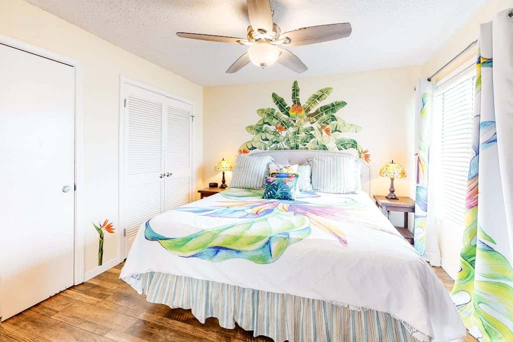 Colorful condo in beachfront complex with pools, gym, central AC & beach access