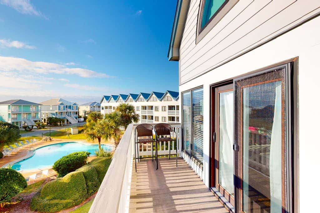 Colorful condo in beachfront complex with pools, gym, central AC & beach access