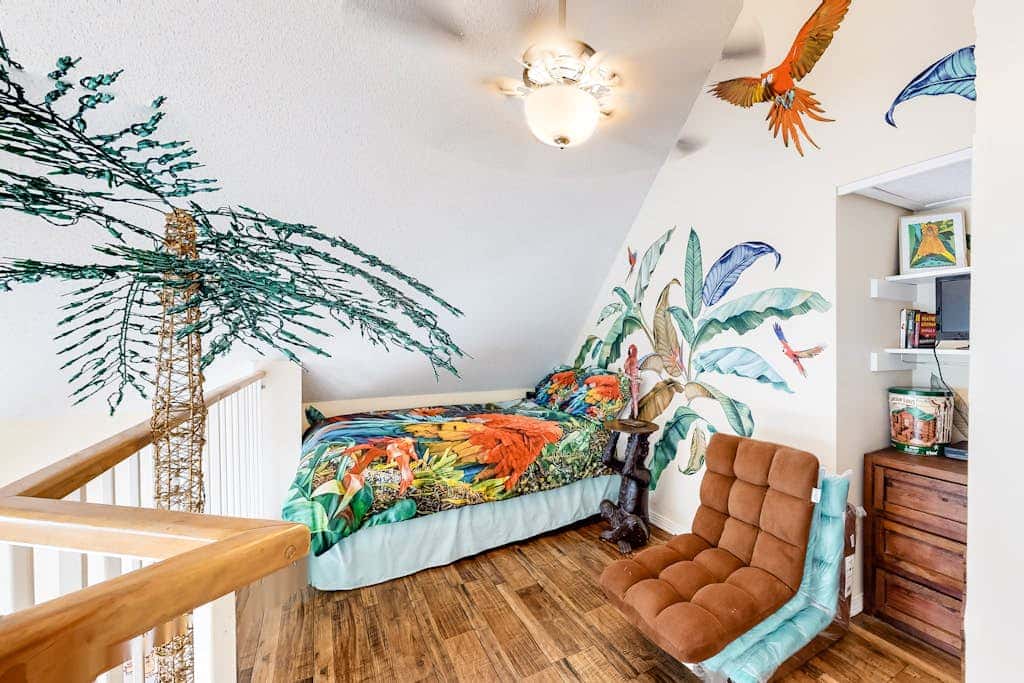Colorful condo in beachfront complex with pools, gym, central AC & beach access