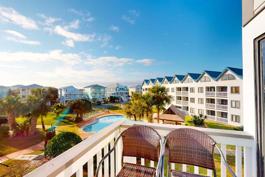 Colorful condo in beachfront complex with pools, gym, central AC & beach access