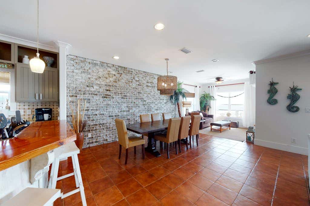 Delightful escape with direct beach access, WiFi, furnished deck, & full kitchen