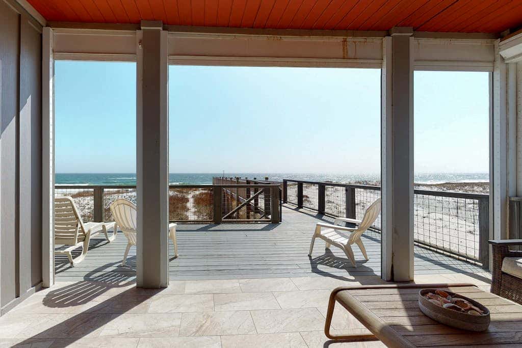 Delightful escape with direct beach access, WiFi, furnished deck, & full kitchen