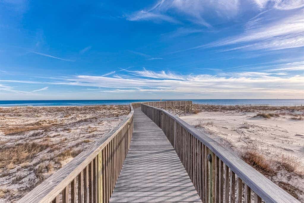 The Beach Club 401C, Beachfront condo in Gulf Shores with pools, tennis, gym and Clubhouse Membership!