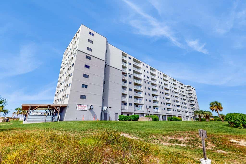 3rd-floor Gulf-view condo with hot tub, outdoor pool, tennis, balcony, elevator