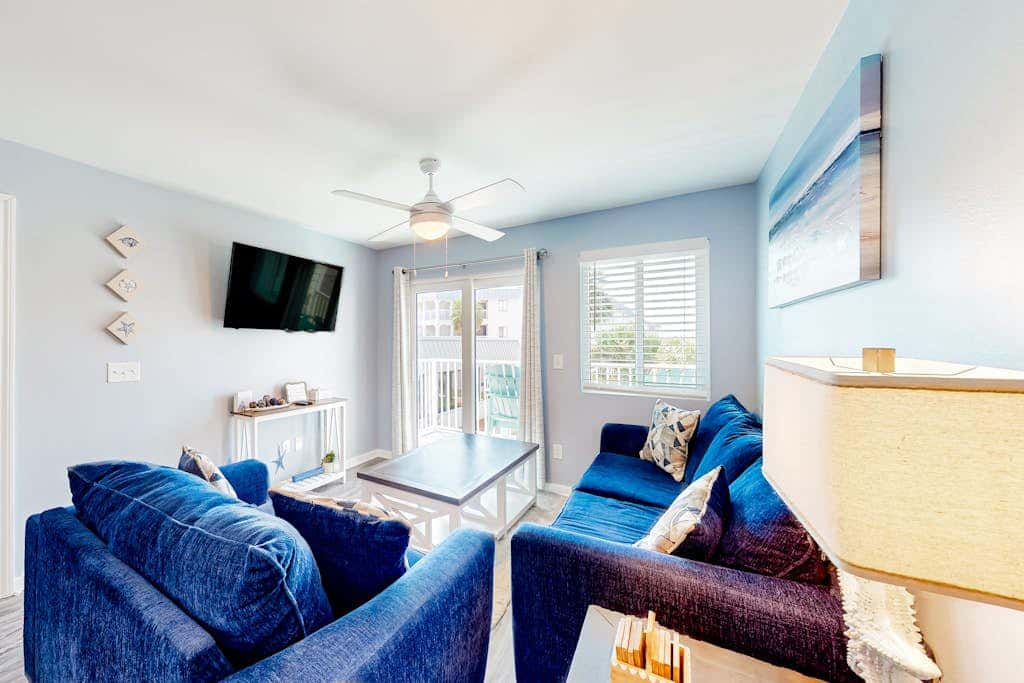 Beachfront condo with private balcony, pools, tennis, gyms, & saunas