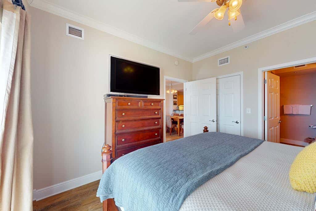 Gulf view condo on top floor with pools, hot tubs, saunas, gym & beach access