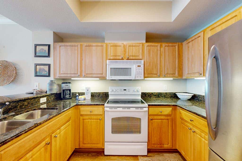 Gulf view condo on top floor with pools, hot tubs, saunas, gym & beach access