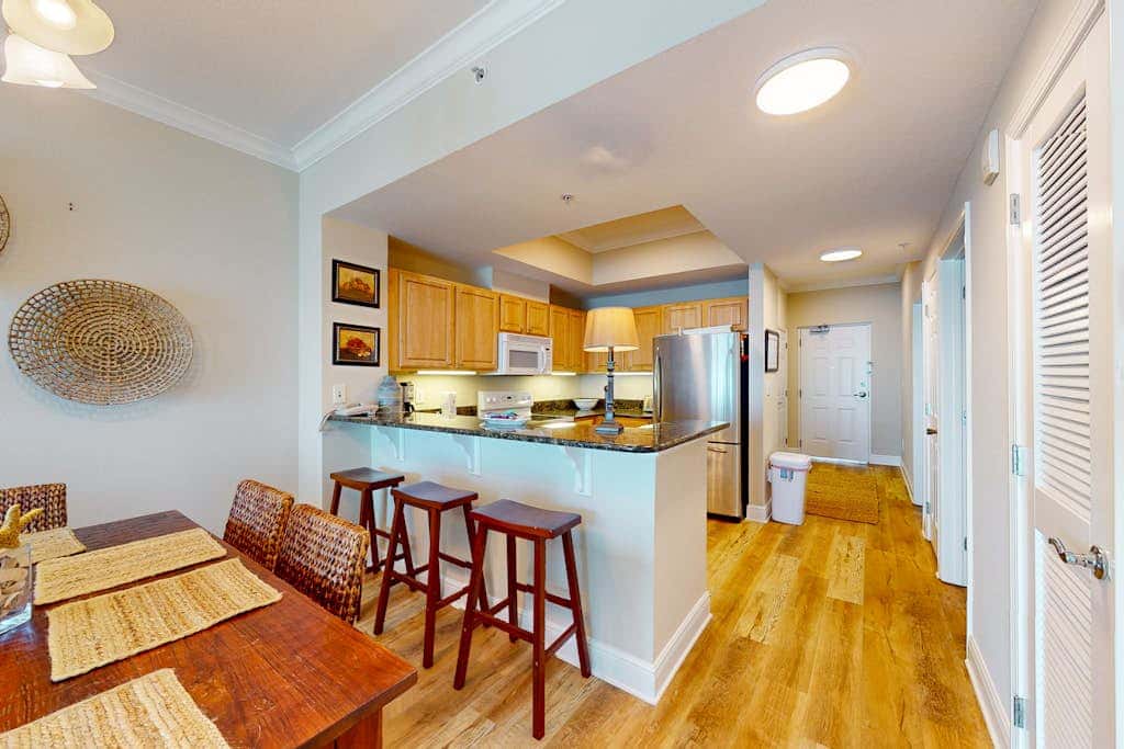 Gulf view condo on top floor with pools, hot tubs, saunas, gym & beach access