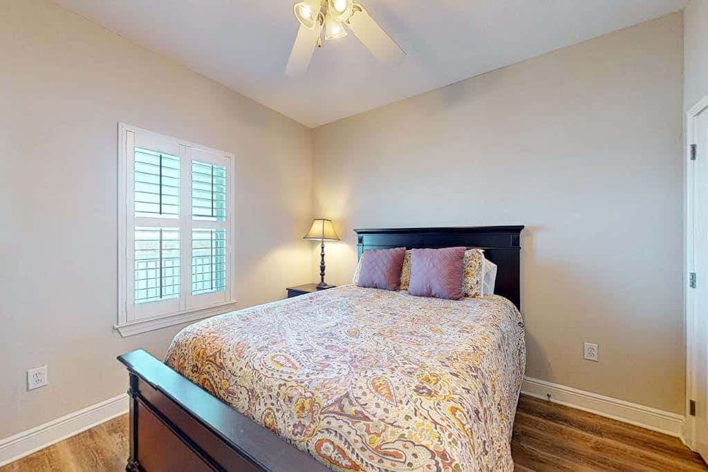 Gulf view condo on top floor with pools, hot tubs, saunas, gym & beach access