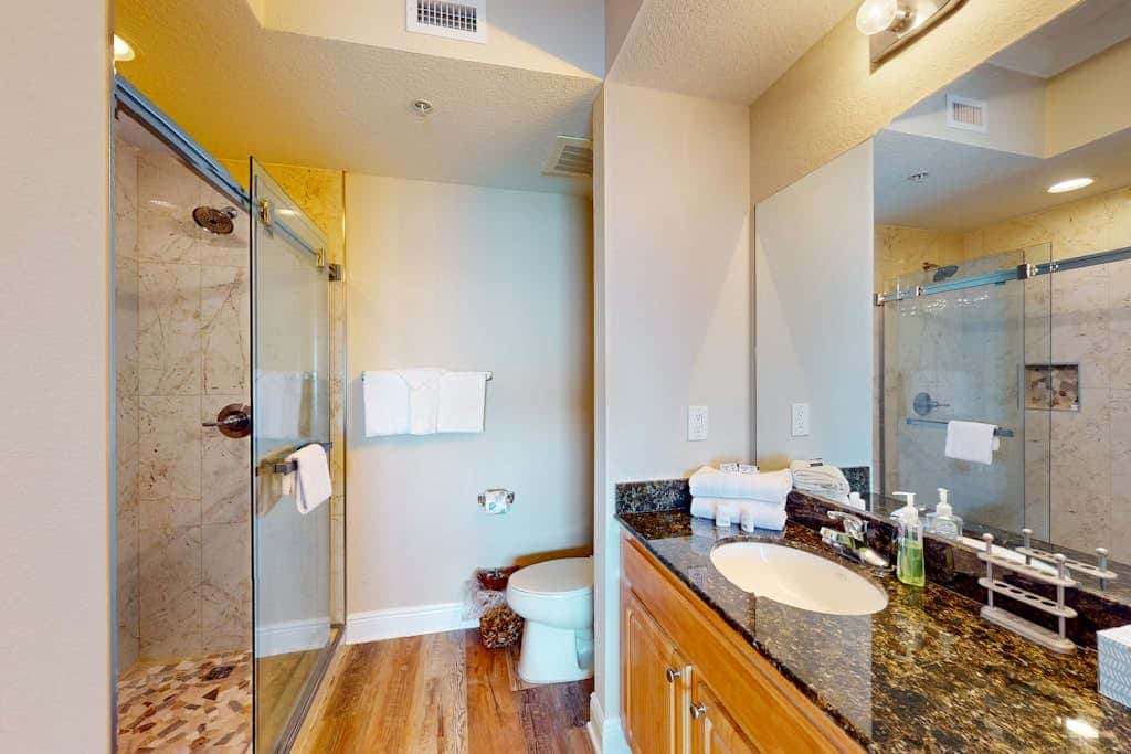 Gulf view condo on top floor with pools, hot tubs, saunas, gym & beach access