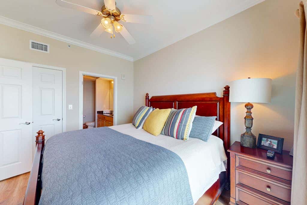 Gulf view condo on top floor with pools, hot tubs, saunas, gym & beach access
