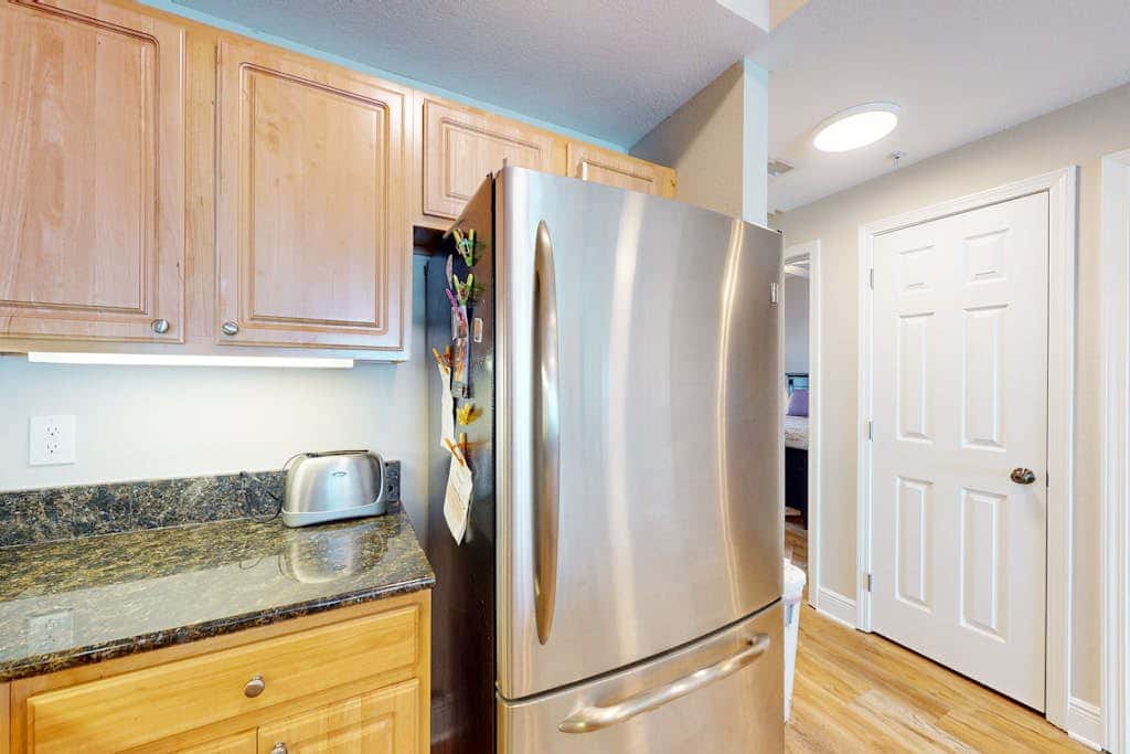 Gulf view condo on top floor with pools, hot tubs, saunas, gym & beach access