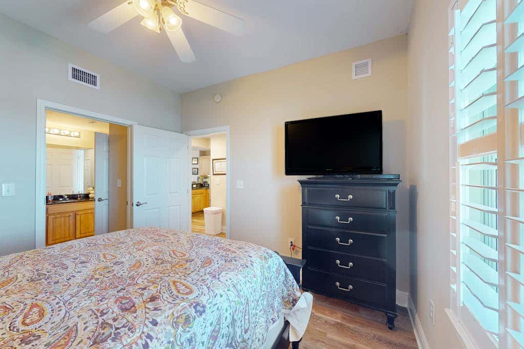 Gulf view condo on top floor with pools, hot tubs, saunas, gym & beach access