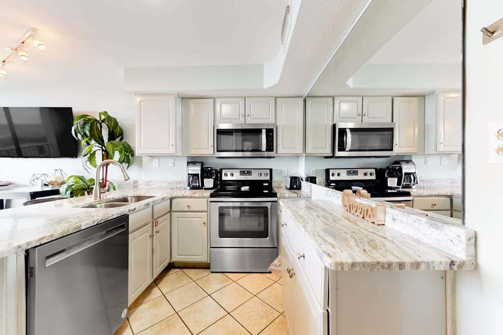 505A - Waterview condo w/ open layout, W/D, & AC - hot tub, pool, & tennis court