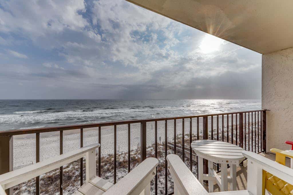 Gulf front condo with great views, shared pools & beach access