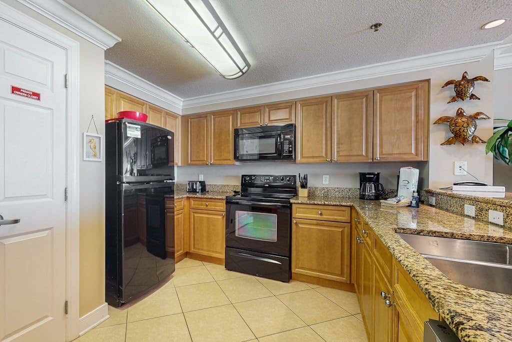 Spacious condo with Gulf-front views & access to pools, hot tub, gym