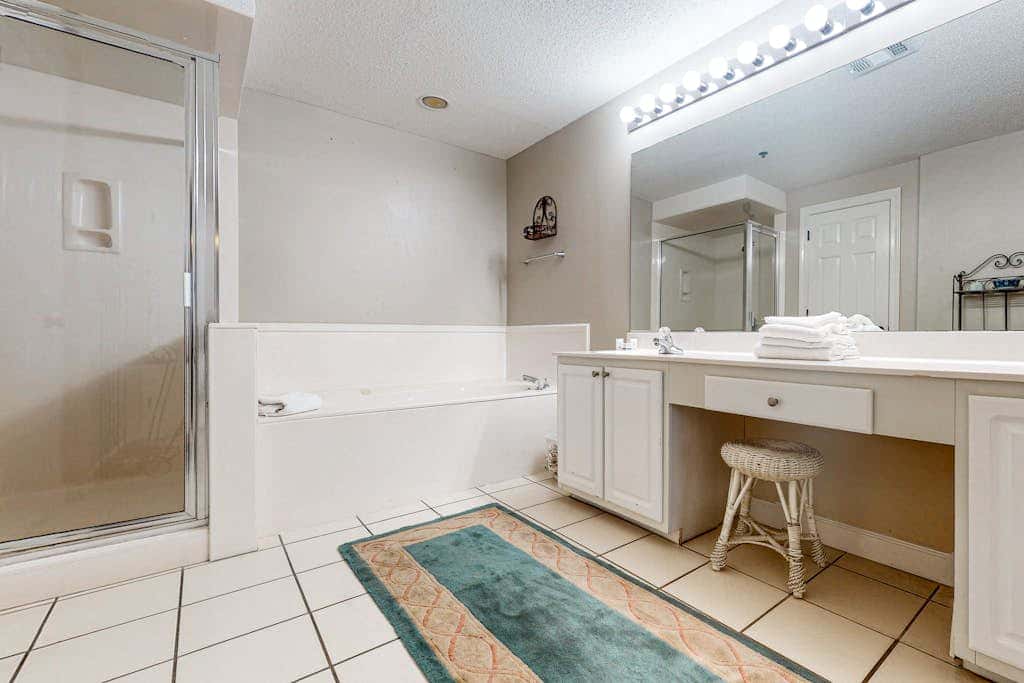 Beachfront condo overlooking the Gulf w/ balcony & indoor/outdoor pools