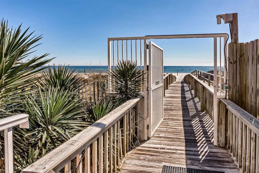 Beachfront condo overlooking the Gulf w/ balcony & indoor/outdoor pools