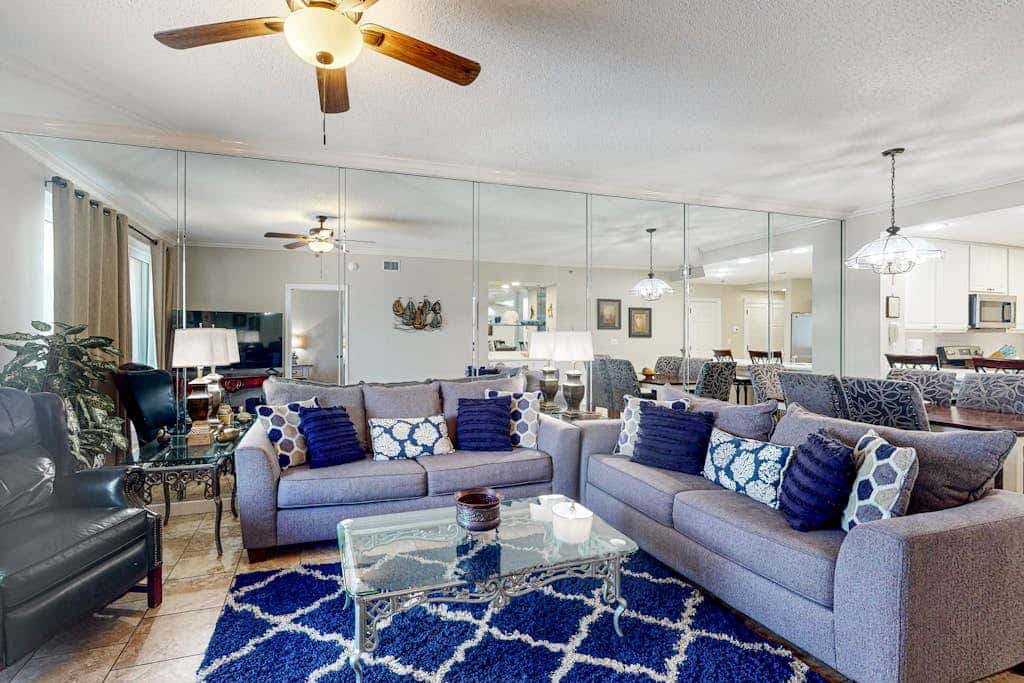 Beachfront condo overlooking the Gulf w/ balcony & indoor/outdoor pools