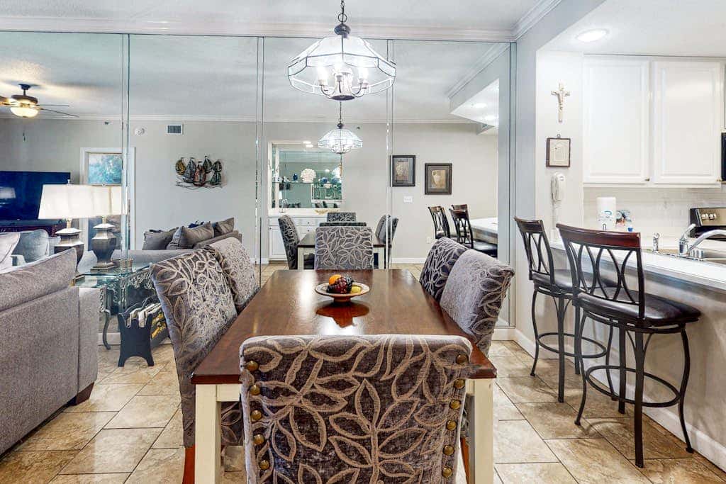 Beachfront condo overlooking the Gulf w/ balcony & indoor/outdoor pools