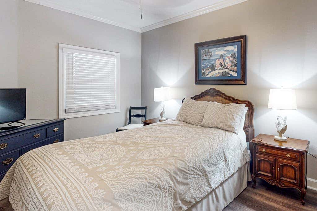 Beachfront condo overlooking the Gulf w/ balcony & indoor/outdoor pools