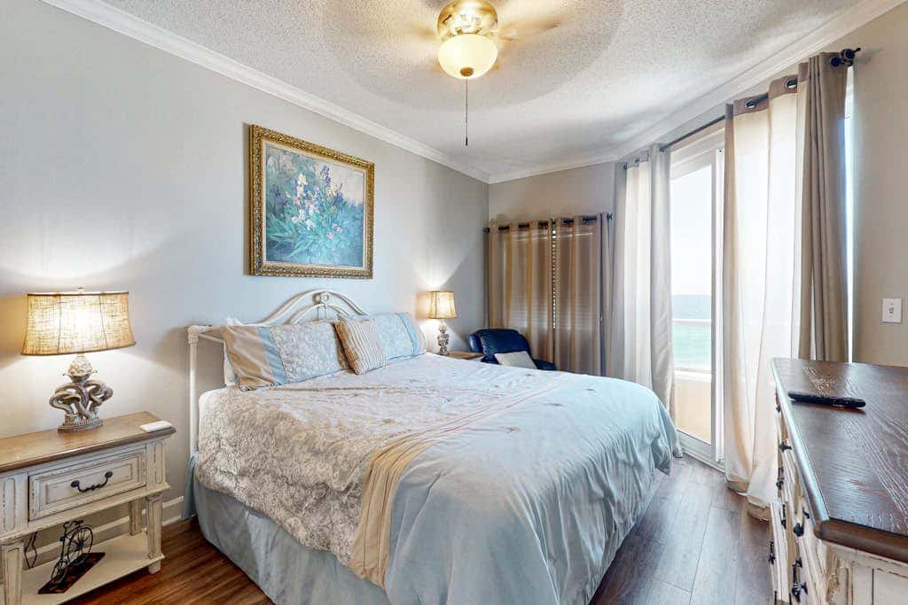 Beachfront condo overlooking the Gulf w/ balcony & indoor/outdoor pools
