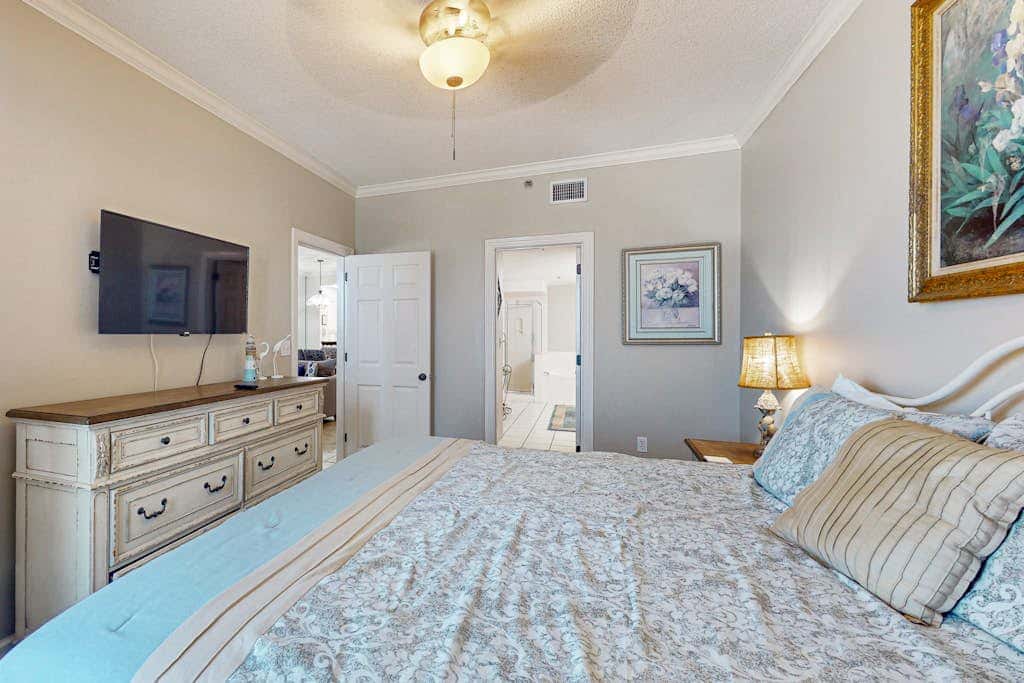 Beachfront condo overlooking the Gulf w/ balcony & indoor/outdoor pools