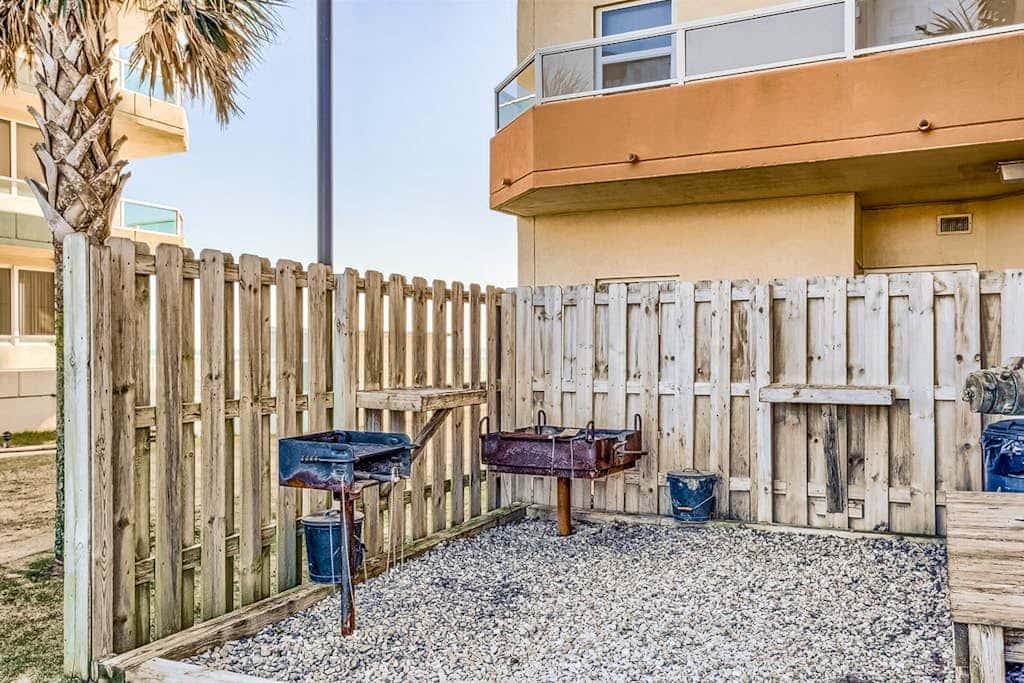 Beachfront condo overlooking the Gulf w/ balcony & indoor/outdoor pools