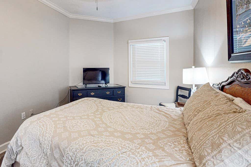 Beachfront condo overlooking the Gulf w/ balcony & indoor/outdoor pools