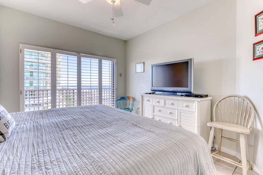 Waterfront corner condo with shared pools, wrap-around balcony, & tennis courts