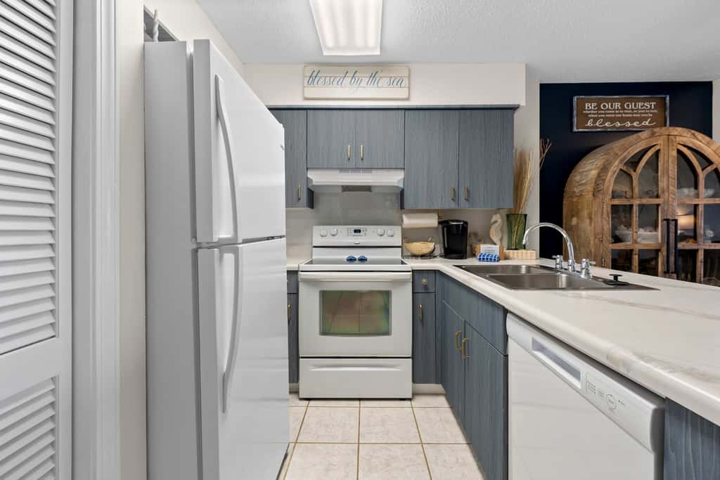 Waterview condo with shared pool, panoramic balcony views, and WIFI