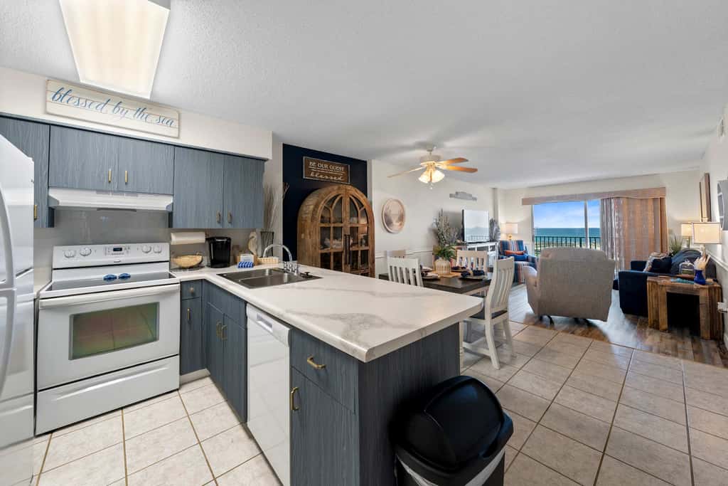 Waterview condo with shared pool, panoramic balcony views, and WIFI