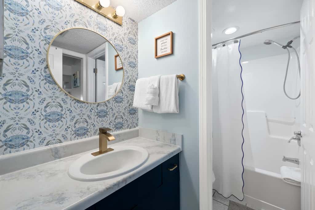 Waterview condo with shared pool, panoramic balcony views, and WIFI