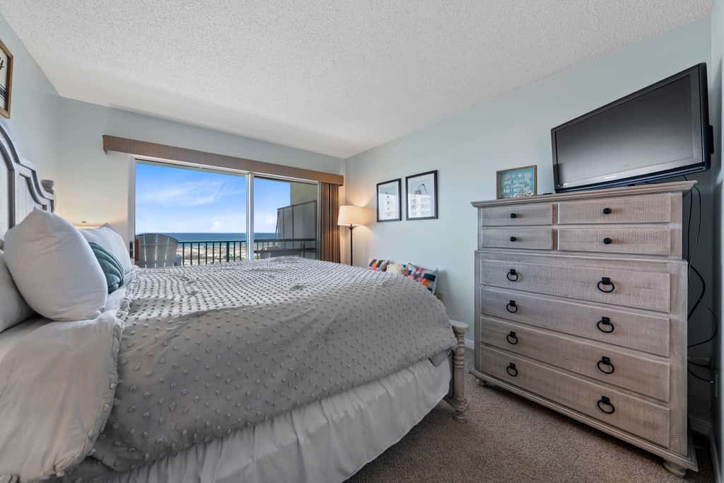 Waterview condo with shared pool, panoramic balcony views, and WIFI