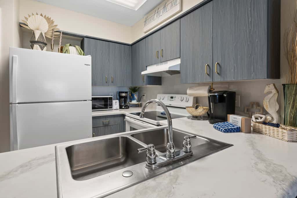 Waterview condo with shared pool, panoramic balcony views, and WIFI