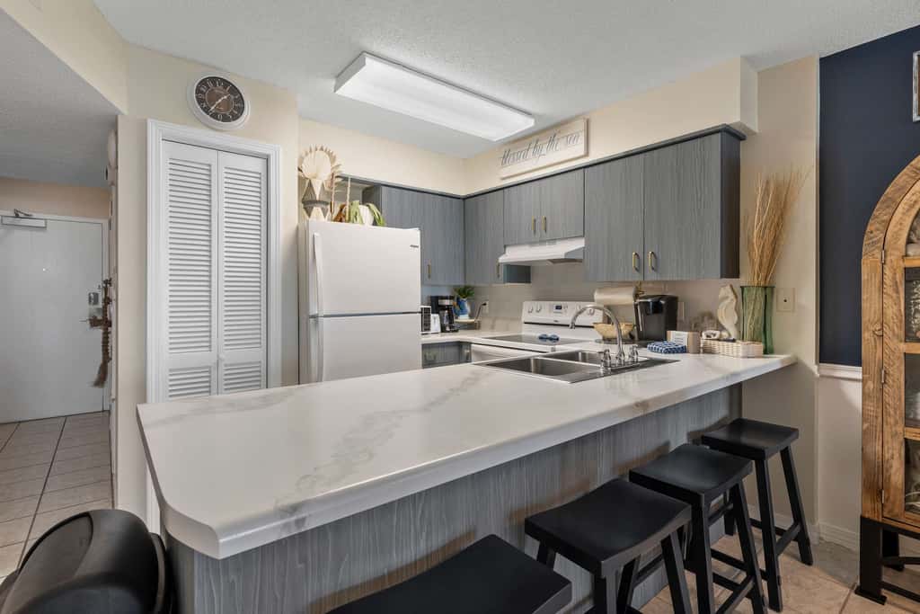 Waterview condo with shared pool, panoramic balcony views, and WIFI