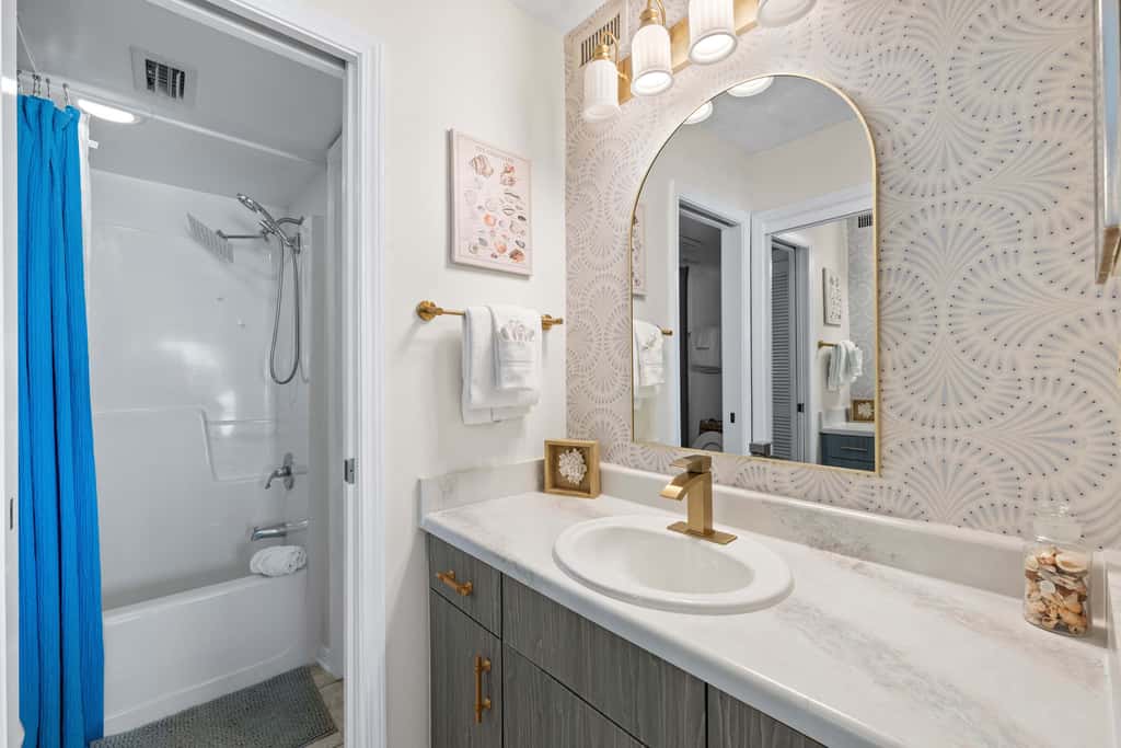 Waterview condo with shared pool, panoramic balcony views, and WIFI
