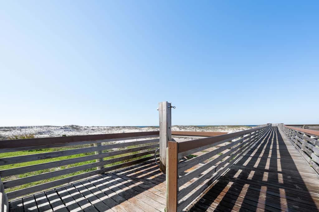 Waterview condo with shared pool, panoramic balcony views, and WIFI