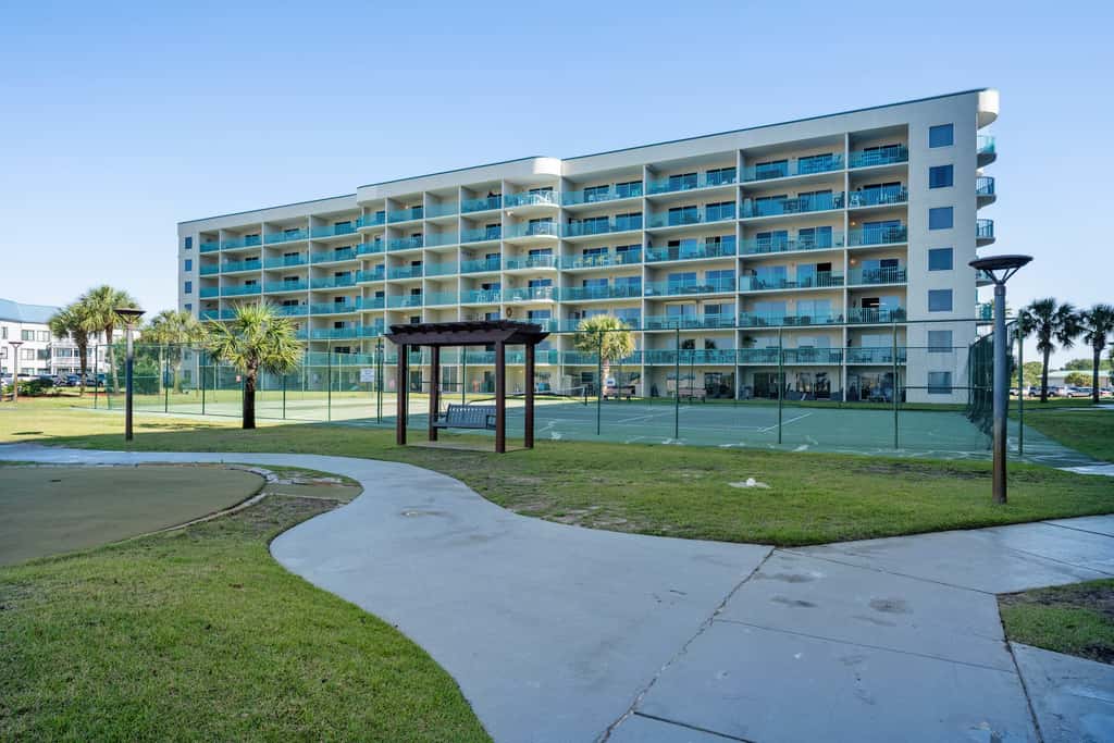 Waterview condo with shared pool, panoramic balcony views, and WIFI