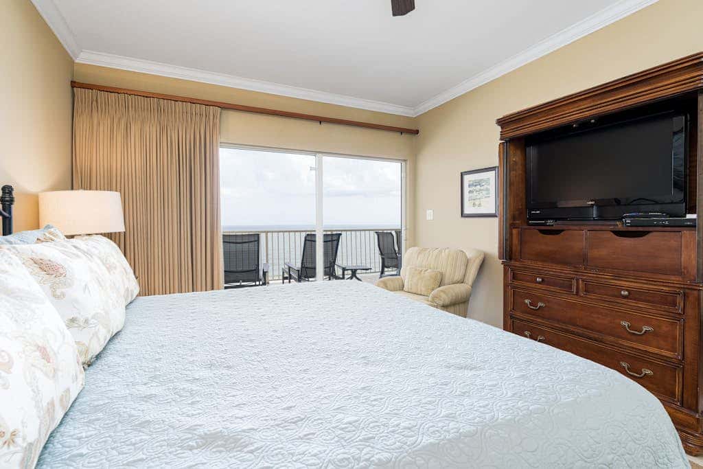 Beachfront condo with amazing views overlooking the Gulf of America featuring resort style pools