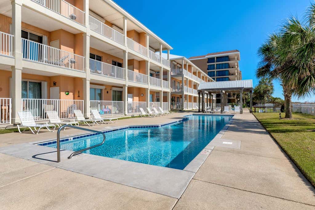 Modern & luxurious ground-floor condo near the Gulf with pools