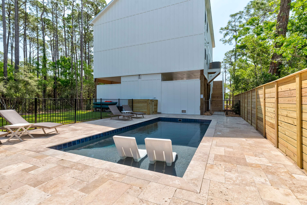 Fabulous Gulf view duplex that is walking distance to restaurants and beach