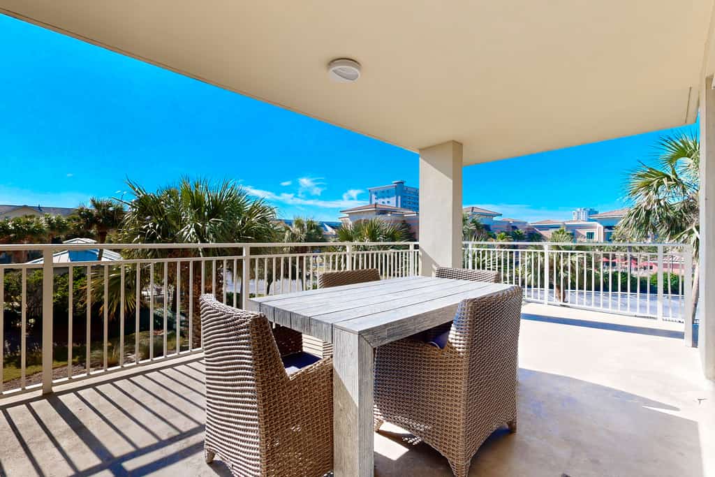 Beautiful beach home w shared fitness center & pool & balcony plus near beach access