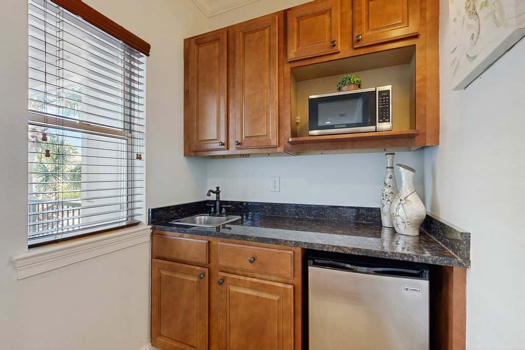 Three-Story Home w/Washer/Dryer, Gas Grill, Central A/C, & Shared Pool, Hot Tub