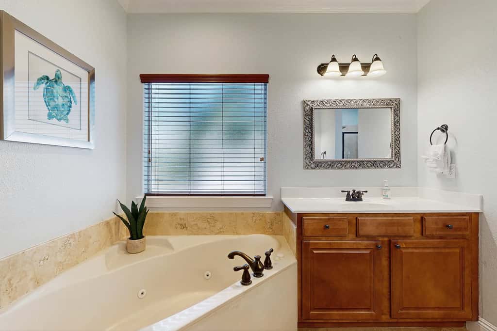 Three-Story Home w/Washer/Dryer, Gas Grill, Central A/C, & Shared Pool, Hot Tub