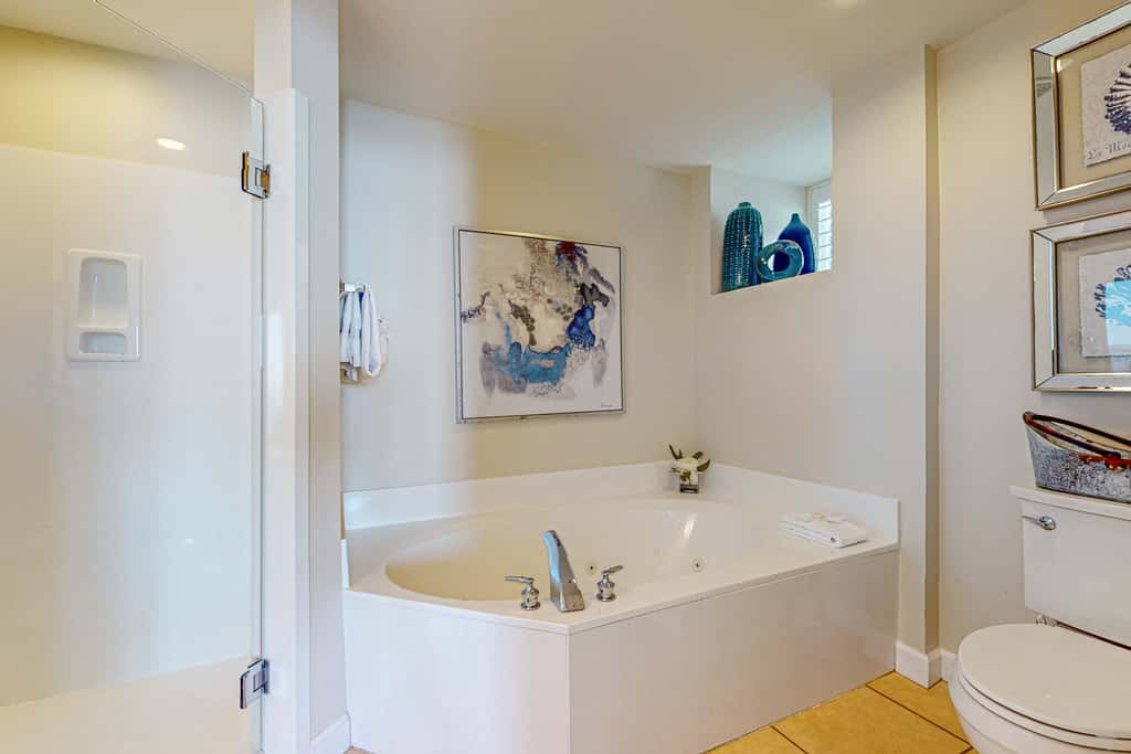 7th floor condo with ocean views, shared pool, central AC, and washer&dryer