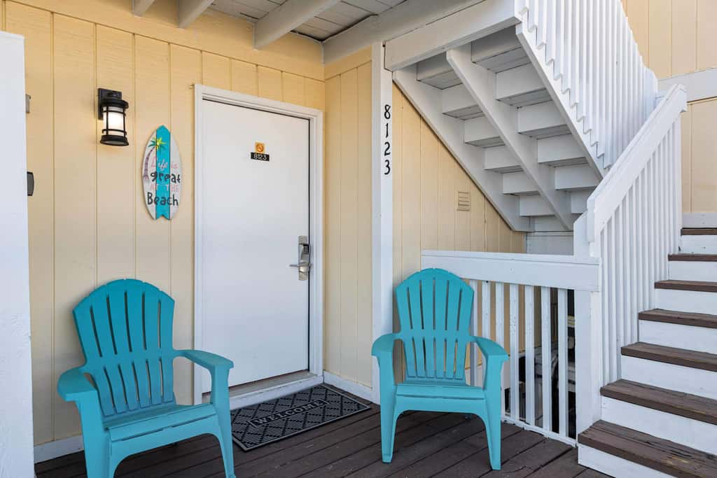 Newly Remodeled Studio with King Bed, Queen Sleeper Sofa, and Full Kitchen - Walk to the Beach, With Beach Service Included