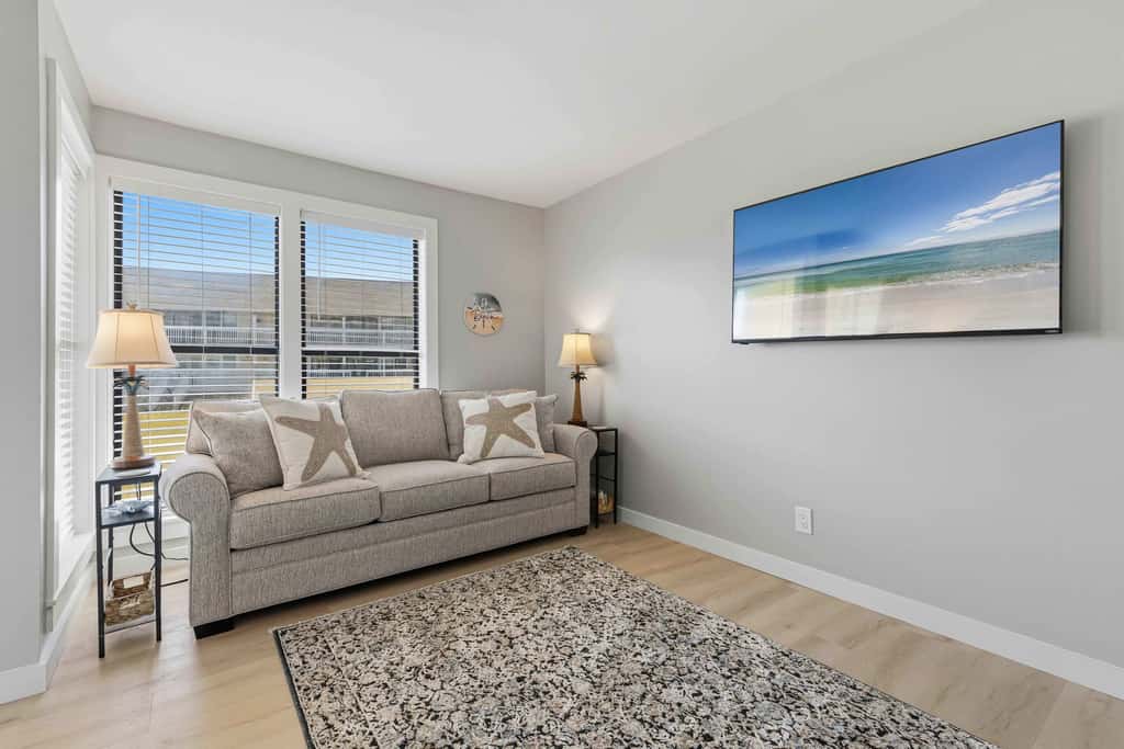 Newly Remodeled Studio with King Bed, Queen Sleeper Sofa, and Full Kitchen - Walk to the Beach, With Beach Service Included