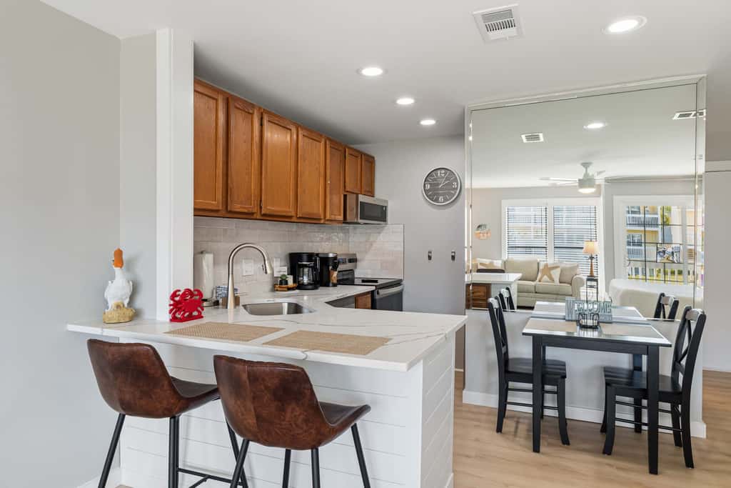 Newly Remodeled Studio with King Bed, Queen Sleeper Sofa, and Full Kitchen - Walk to the Beach, With Beach Service Included
