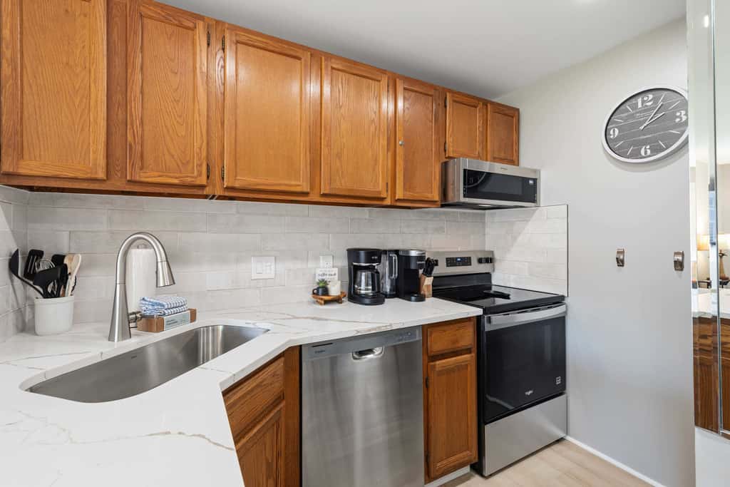 Newly Remodeled Studio with King Bed, Queen Sleeper Sofa, and Full Kitchen - Walk to the Beach, With Beach Service Included